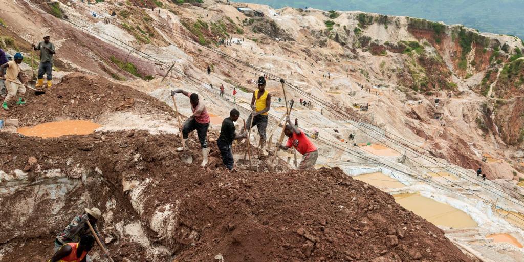 Al menos 226 muertos por una avalancha de tierra en una mina del Congo