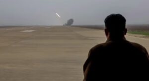 Alerta en Occidente: el régimen de Kim Jong-un probó un lanzacohetes múltiple y amenazó con una nueva escalada nuclear – AlbertoNews
