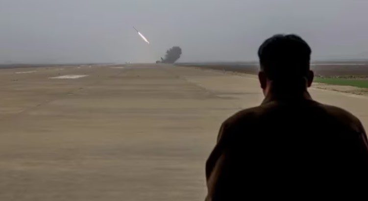 Alerta en Occidente: el régimen de Kim Jong-un probó un lanzacohetes múltiple y amenazó con una nueva escalada nuclear - AlbertoNews