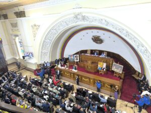 Alianza Democrática en AN pide libertad para todos los presos políticos y chavismo responde que los únicos son Maduro y Cilia Flores 