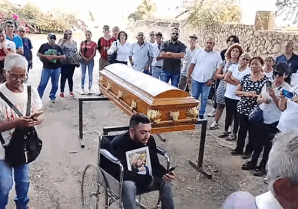 Periodista Ramón Centeno en el sepelio de su madre