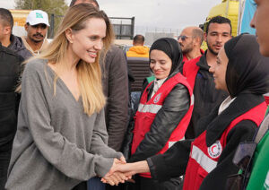 Angelina Jolie muestra su apoyo a gazatíes en una visita al cruce de Rafah