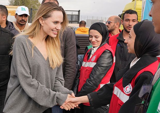 Angelina Jolie muestra su apoyo a gazatíes en una visita al cruce de Rafah