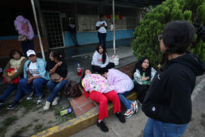 Angustia y vigilia en El Rodeo I ante los retrasos en las excarcelaciones de presos políticos (VIDEOS)