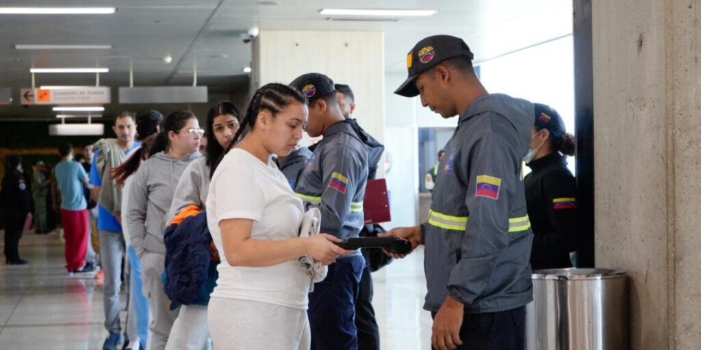 Arriban connacionales en vuelo 101 de Vuelta a la Patria