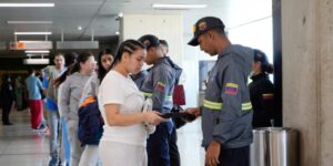 Arriban connacionales en vuelo 101 de Vuelta a la Patria