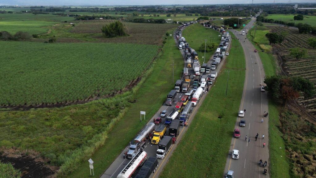 Así quedaron registrados algunos de los dramáticos momentos del accidente en la vía Panamericana, en el Cauca