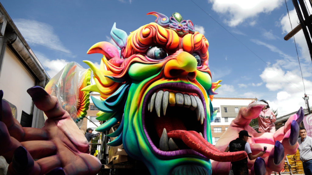 Así se preparan los autores de las carrozas para el día mayor del Carnaval de Negros y Blancos, el 6 de enero