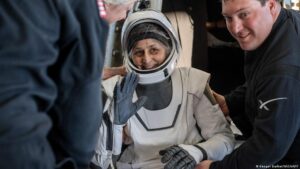 Astronauta varada en estación espacial EEI anuncia su retiro