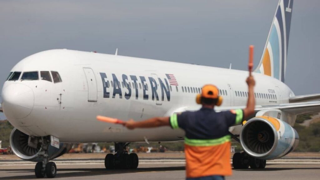 Aterriza vuelo de Plan Vuelta a la Patria desde EEUU