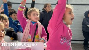Aulas en tiendas de campaña: los niños palestinos regresan a clases en Gaza tras más de dos años de guerra