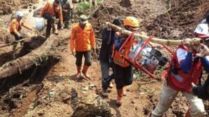 Aumentan a 70 los muertos en la avalancha de tierra en Indonesia | elperiodico.com