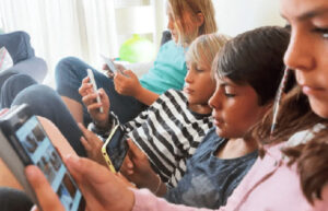 Australia desactiva unos 5 millones de cuentas de redes sociales tras veto a menores de 16