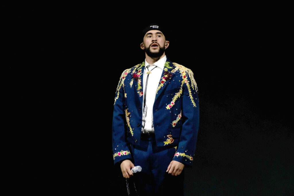 Bad Bunny presenta un adelanto de su espectáculo del entretiempo en la Super Bowl
