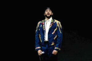 Bad Bunny presenta un adelanto de su espectáculo del entretiempo en la Super Bowl
