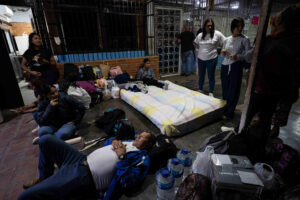 Bajo condiciones inhumanas, familias pasaron tercera noche en espera de excarcelaciones (FOTOS)