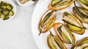 Bocados de anchoas con queso, el aperitivo que buscabas para triunfar en el Día de Reyes y por menos de 3 euros la ración