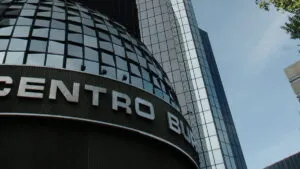 Bolsa mexicana pierde 0.22% y corta racha positiva, pero anota ganancia semanal del 1.57%