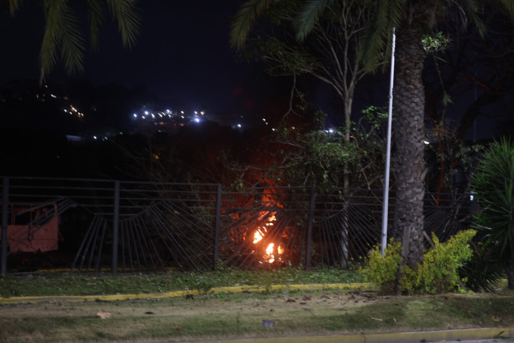 Bombardean base aérea de La Carlota en Caracas