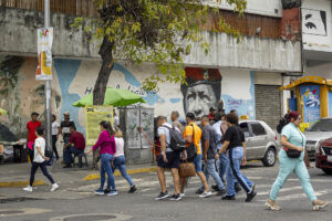 Brecha entre el dólar oficial y el paralelo en Venezuela se reduce en medio de expectativa