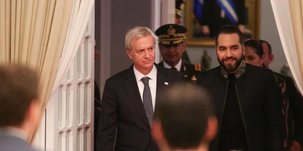 Bukele defiende ante José Antonio Kast su polémica política de lucha contra el crimen