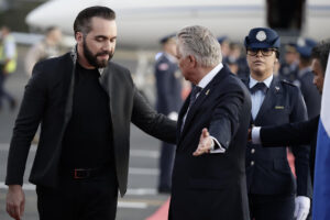 Bukele llega a Costa Rica para colocar la primera piedra de una cárcel de alta seguridad (Fotos) – AlbertoNews