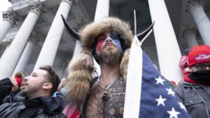 CHAMAN ASALTO CAPITOLIO | El ‘Chaman de QAnon’, icono de la invasión al capitolio, enemigo de Trump 5 años después | elperiodico.com