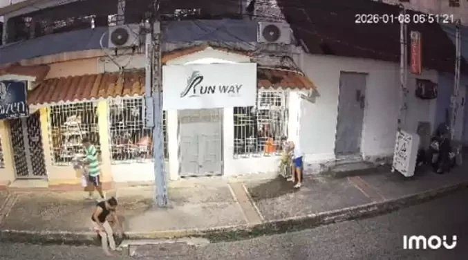 Cámara de seguridad capta a mujer hurtando planta en Machiques