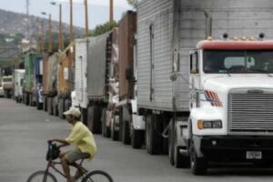 Camiones se acumulan en frontera Colombia-Ecuador antes de entrada en vigor de aranceles
