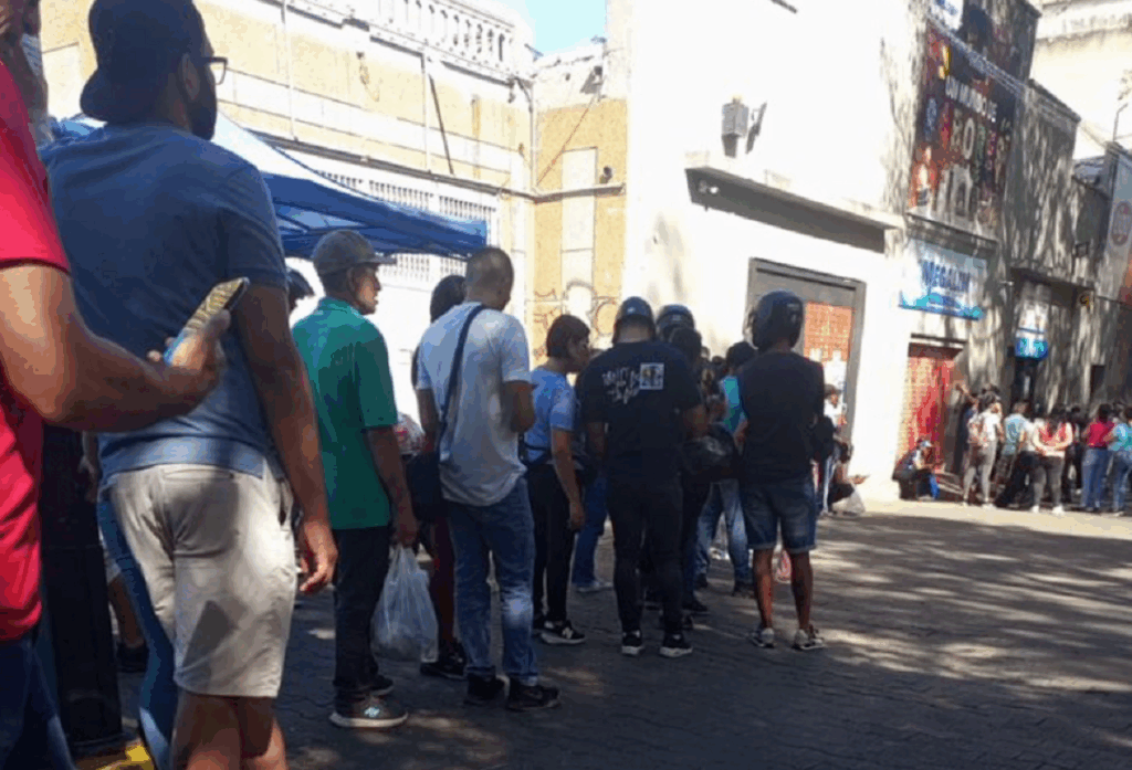 Caracas con largas colas para buscar comida en medio de la incertidumbre