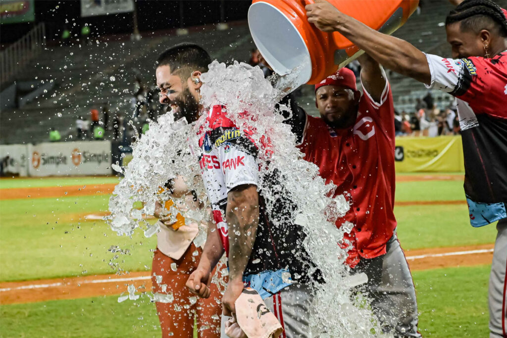 Cardenales cortan mala racha al superar a las Águilas