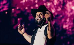 Carín León pospone conciertos en la Feria de León por enfermedad, ¿qué tiene?