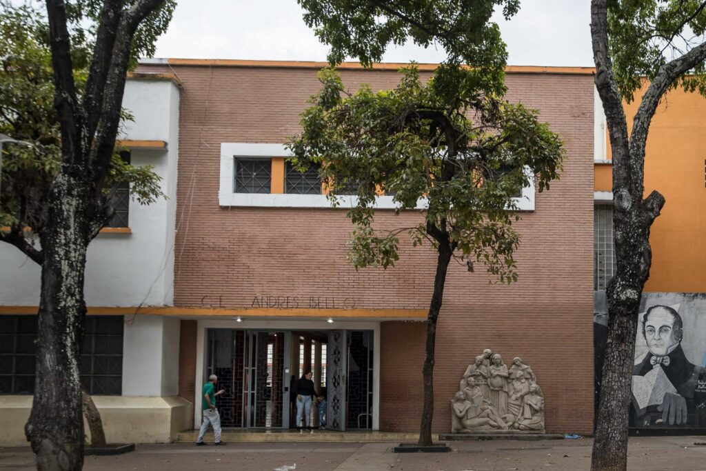 Chavismo ordenó despliegue policial por reinicio de actividades escolares en medio del caos político