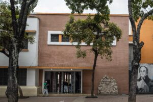 Chavismo ordenó despliegue policial por reinicio de actividades escolares en medio del caos político