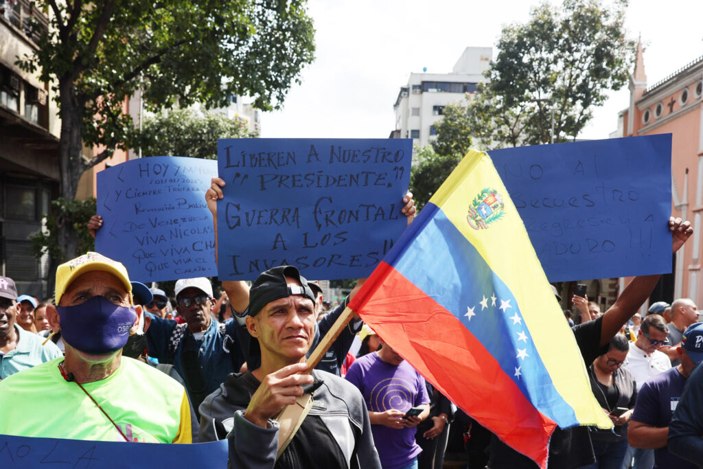 Chavistas piden en Caracas que "devuelvan" a Maduro tras captura por parte de EE.UU. - AlbertoNews