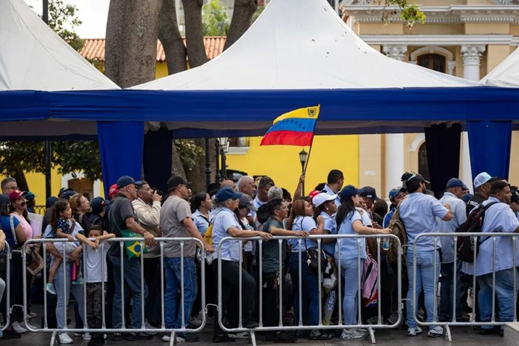 Chavistas reúnen cartas para pedir la liberación de Maduro y Flores