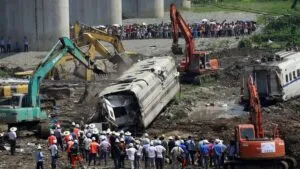 China suspendió proyectos, anunció inspecciones y rebajó la velocidad de los trenes en 50 km/h tras el grave accidente de Wenzhou | elperiodico.com