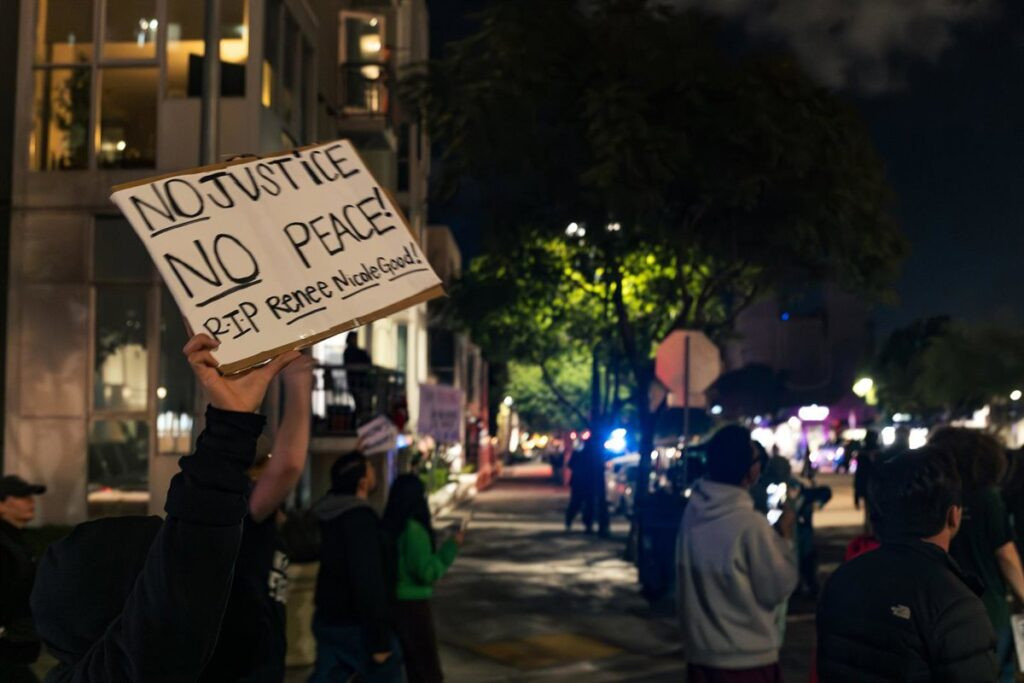 Cientos de personas protestan en varias ciudades de EEUU tras la muerte de una mujer a manos del ICE en Minnesota