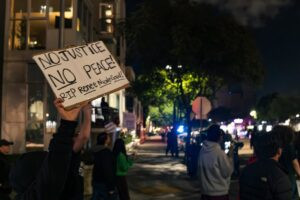 Cientos de personas protestan en varias ciudades de EEUU tras la muerte de una mujer a manos del ICE en Minnesota | europapress.es