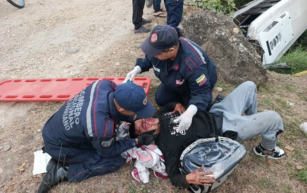 Cinco personas lesionadas tras volcarse bus expreso en Cojedes