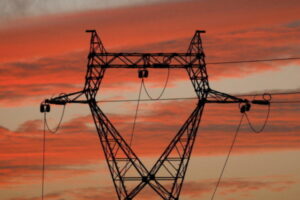 Colombia suspenderá venta de energía eléctrica a Ecuador ante aranceles del 30% impuestos por Noboa