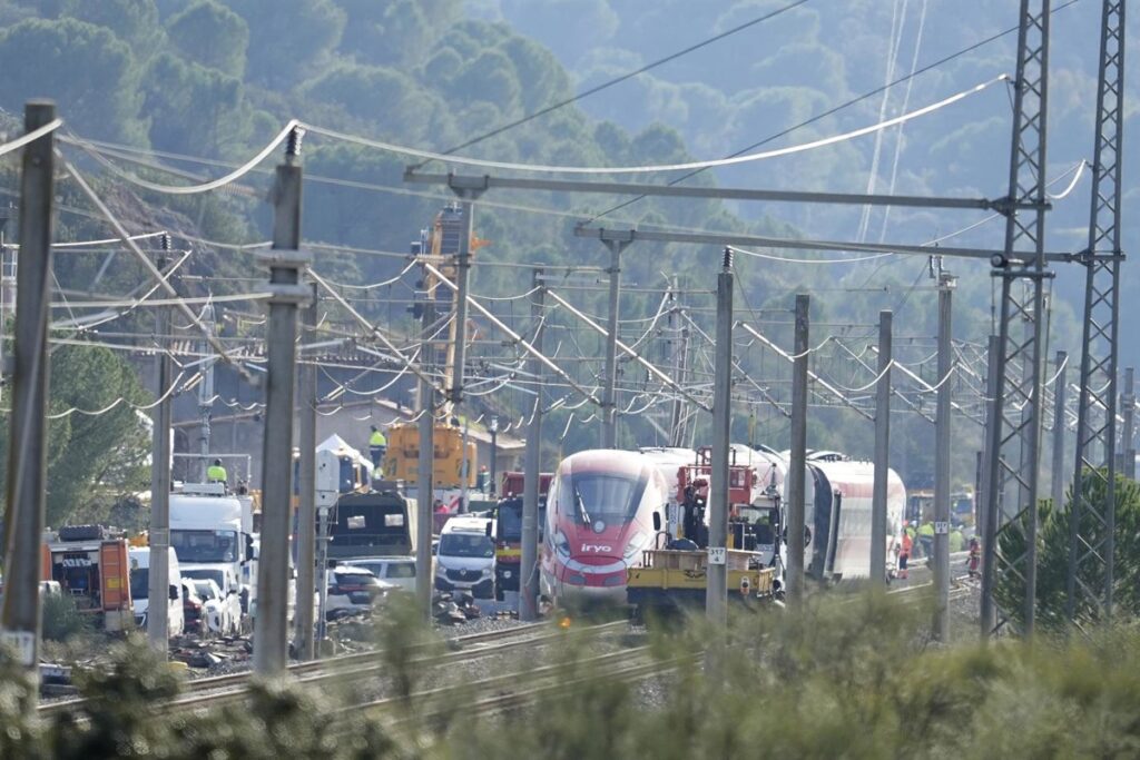 Comienza la labor para remolcar el tren Iryo tras levantar y enderezar vagones