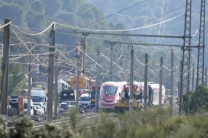 Comienza la labor para remolcar el tren Iryo tras levantar y enderezar vagones | europapress.es