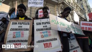 Cómo es y a quién beneficia el nuevo plan del gobierno de España para regularizar a centenares de miles de migrantes