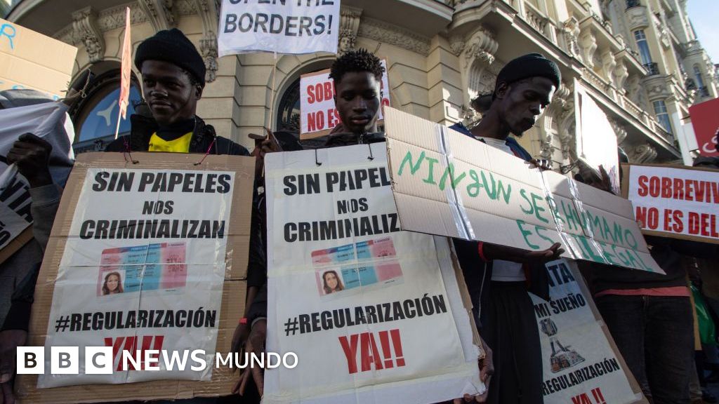 Cómo es y a quién beneficia el nuevo plan del gobierno de España para regularizar a centenares de miles de migrantes