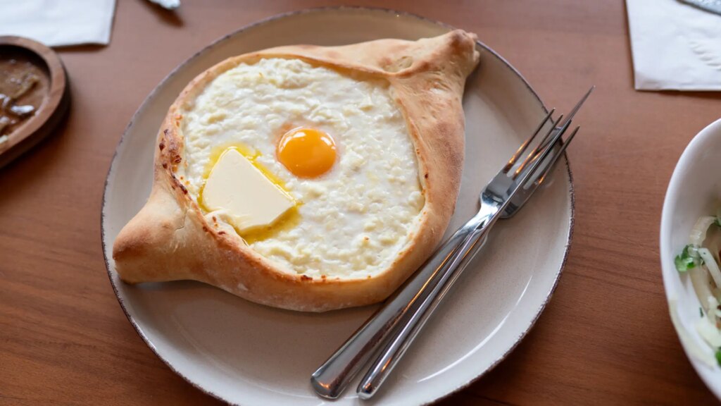 Cómo hacer khachapuri en casa, el panecillo relleno de queso, huevo y mantequilla típico de la cocina georgiana