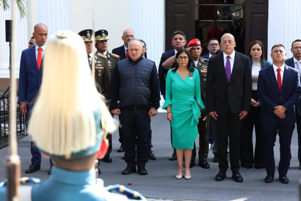 El “equilibrio inestable” con el que inicia el gobierno de Delcy Rodriguez: ¿Podrá cumplir exigencias de Trump sin fracturas internas?