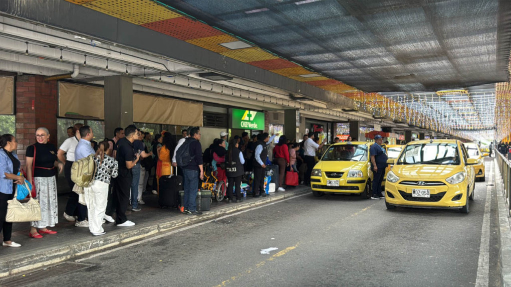 Con operativos, controles y 'los ojos bien abiertos' refuerzan vigilancia en las terminales de transportes de Medellín durante el Puente de Reyes