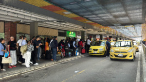 Con operativos, controles y ‘los ojos bien abiertos’ refuerzan vigilancia en las terminales de transportes de Medellín durante el Puente de Reyes