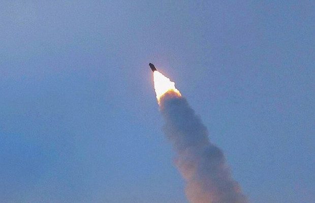 Corea del Norte lanza al menos 2 misiles balísticos hacia el mar de Japón